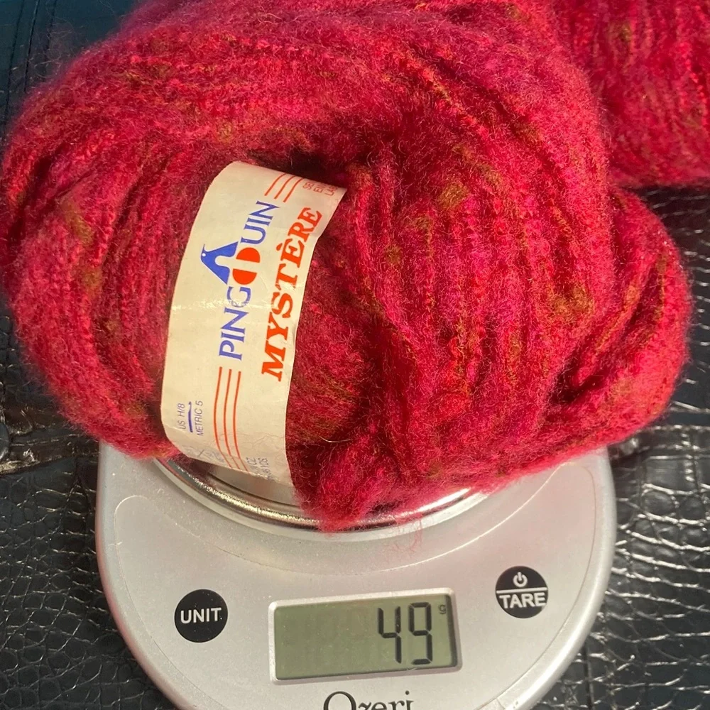 2 Pingouin (96g‎ total) 78% Acrylic 19% Wool 3% Polyamid MADE IN BRAZIL Red Yarn